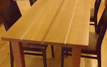 Esstisch in Eiche mit Aluminium-Einlage